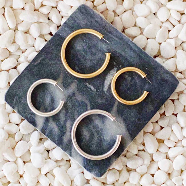 Upper Class Taste Hoop Earrings: Gold / Big