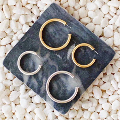 Upper Class Taste Hoop Earrings: Gold / Big